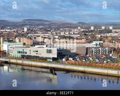 Luftaufnahme des West College Scotland - Clydebank Campus und Clydebank Leisure Centre Stockfoto