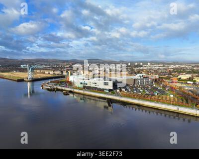 Luftaufnahme des West College Scotland - Clydebank Campus und Clydebank Leisure Centre Stockfoto