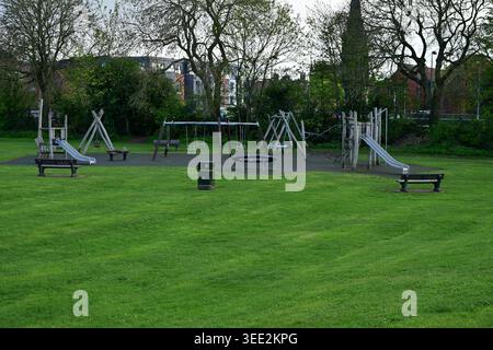 Öffentlicher Spielplatz mit Rutschen, Schaukeln und Klettergerüst im Park Stockfoto