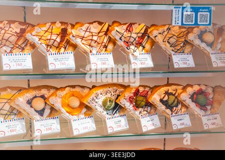 Tokio, Japan - 13. April 2026: Ausstellung verschiedener gewürzter Crepes im Marion Crepes, einem berühmten Restaurant in Harajuku Stockfoto