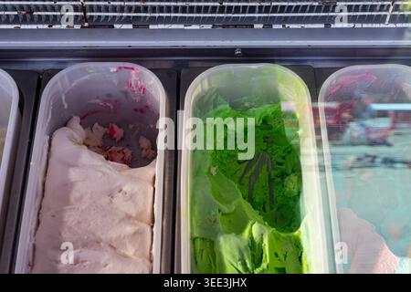 Verschiedene Eissorten und -Aromen in Tiefkühltruhe im Shop Stockfoto