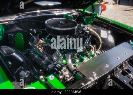 BERLIN, DEUTSCHLAND - 2. MAI 2026. Individueller Motorraum mit Chrom- und grünen Details unter einer offenen Motorhaube beim Oldtimer Open Air Oldtimer-Oldtimer-Event Stockfoto