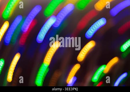 Abstrakte bunte Bokeh-Streifen auf dunklem Hintergrund für festliche und festliche Konzepte Stockfoto