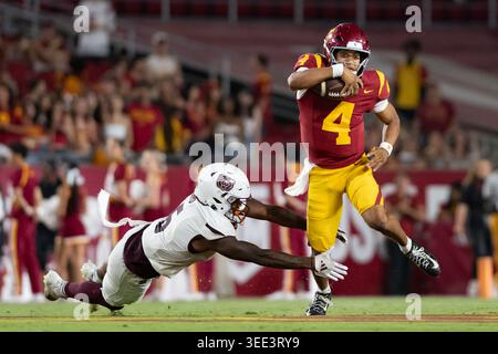 Los Angeles, Kalifornien, USA, 30. August 2026: Der USC Trojan Quarterback Husan Longstreet (4) springt während eines NCAA-Fußballspiels über einen Verteidiger Stockfoto