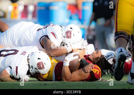 Los Angeles, Kalifornien USA, 30. August 2026 der USC Trojan Wide Receiver Makai Lemon (6) wird angegriffen und verliert seinen Helm während eines NCAA-Fußballspiels BE Stockfoto