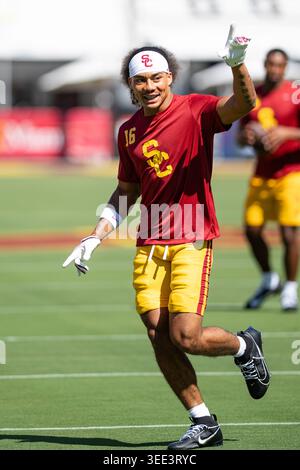 Los Angeles, Kalifornien, USA, 30. August 2026 USC Trojans Wide Receiver Tanook Hines (16) lächelt seine Fans vor einer NCAA Football-Ga an Stockfoto