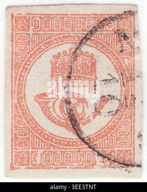 UNGARN – 1. Mai 1871: 1 krajczár roter Zeitungsstempel mit der Darstellung der Heiligen Krone von Ungarn, bekannt als die Krone des Heiligen Stephans, direkt über einem traditionellen Posthorn (mit Mundstück rechts). Dieses Design stammt aus der Ära des österreichisch-ungarischen Reiches. Kunstwerke symbolisieren die königliche Autorität über die staatliche Kommunikation. Der kreisförmige Mittelrahmen ist von einem dichten rechteckigen Rahmen umgeben, der aus geometrischen Mustern und vertikaler Linienführung besteht. Die kupferne Tinte und die grobe Papierstruktur spiegeln die lithographischen Drucktechniken des späten 19. Jahrhunderts wider Stockfoto