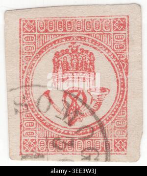 UNGARN - 1871. Dezember: 1 krajczár rosarote Zeitungsmarke mit der Darstellung der Heiligen Krone von Ungarn, bekannt als die Krone des Heiligen Stephans, direkt über einem traditionellen Posthorn (mit Mundstück nach links). Dieses Design stammt aus der Ära des österreichisch-ungarischen Reiches. Kunstwerke symbolisieren die königliche Autorität über die staatliche Kommunikation. Der kreisförmige Mittelrahmen ist von einem dichten rechteckigen Rahmen umgeben, der aus geometrischen Mustern und vertikaler Linienführung besteht. Die kupferne Tinte und die grobe Papierstruktur spiegeln die lithographischen Drucktechniken des späten 19. Jahrhunderts wider Stockfoto