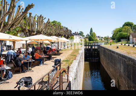 Touristen genießen ein Mittagessen im Restaurant in der Schleuse von Combleux, Frankreich, während sonniger Tage Stockfoto
