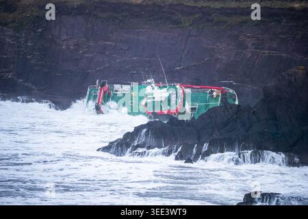 Verwüstete Fischtrawler MFV Fastnet auf Felsen in stürmischen Meeren nahe der Dingle Peninsula, Kerry, Irland, Februar 2026 Stockfoto