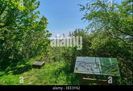 Informationstafel auf dem Wales Coast Path in der Nähe von St John's Hill, Laugharne, Carmarthenshire Stockfoto