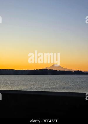 Mount Rainier (Tahoma) bei Sonnenuntergang von der Interstate 90 Floating Bridge über Lake Washington Stockfoto