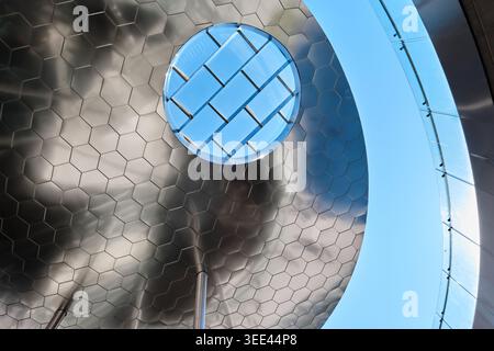 Lyon, Frankreich - 19. März 2026: Flacher Blick auf das kreisförmige architektonische Vordach mit sechseckiger Textur am Bahnhof Gare de Lyon Part Dieu Stockfoto