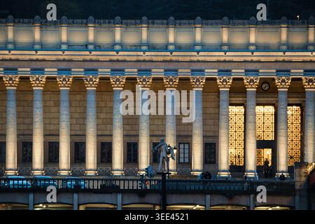 Lyon, Frankreich - 19. März 2026: Nächtlicher Blick auf die beleuchtete neoklassizistische Fassade und die Säulen des historischen Gerichtsgebäudes Palais de Justice in Lyon Stockfoto