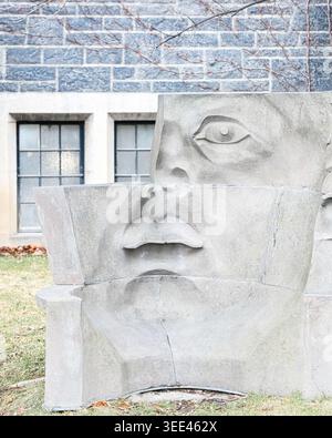 Abstrakte Steinskulptur auf dem Gelände des Hart House mit segmentierten geometrischen Merkmalen und verwitterten Oberflächendetails. Stockfoto