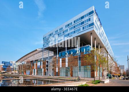 Lyon, Frankreich - 19. März 2026: Außenansicht der modernen auskragenden Architektur des Novotel-Gebäudes im Stadtteil Confluence am Wasser Stockfoto