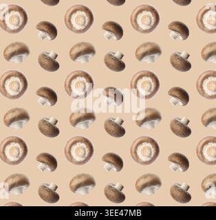 Pilzmuster. Viele Champignons auf dunkelbeigem Hintergrund Stockfoto