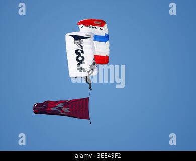 Sterling, Virginia, USA. Mai 2026. Fallschirmspringer springen auf das erste Grün vor der zweiten Runde des LIV Golf Virginia im Trump National Golf Club in Sterling, Virginia. Justin Cooper/CSM/Alamy Live News Stockfoto