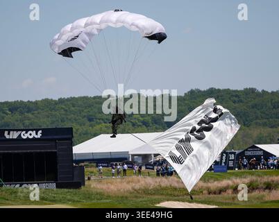 Sterling, Virginia, USA. Mai 2026. Fallschirmspringer springen auf das erste Grün vor der zweiten Runde des LIV Golf Virginia im Trump National Golf Club in Sterling, Virginia. Justin Cooper/CSM/Alamy Live News Stockfoto
