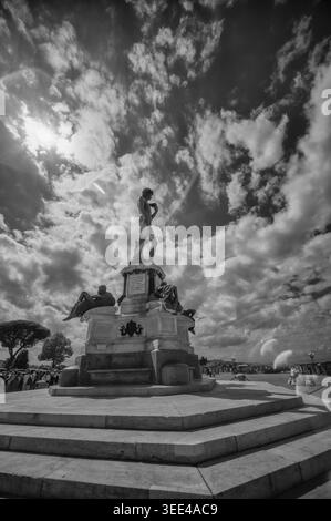 Eine Schwarzweiß-Aufnahme der Nachbildung von Michelangelos David-Statue auf der Piazzale Michelangelo in Florenz, Italien. Das Statut steht promin Stockfoto