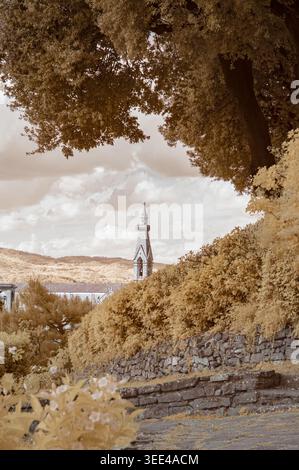 Ein Infrarotfoto zeigt einen historischen Glockenturm in Florenz, Italien, eingerahmt von lebhaftem Herbstlaub. Das Bild zeigt einen weiten Blick auf die Stadt. Stockfoto