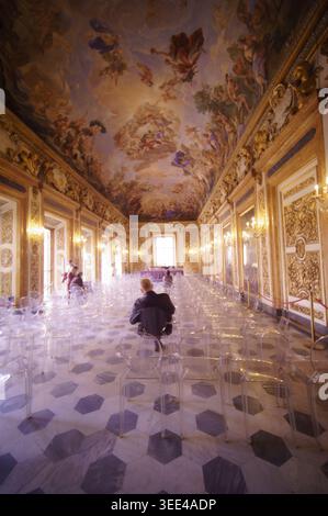 Eine Innenaufnahme eines großen Saals in einem historischen italienischen Palast in Florenz mit einer aufwändig bemalten Decke, die mit klassischem Fresko geschmückt ist Stockfoto