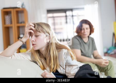Junge Frau leidet zu Hause unter Stress und Kopfschmerzen Stockfoto