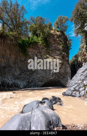 Aus nächster Nähe sehen Sie die Alcantara-Schlucht in Sizilien, Italien, mit den einzigartigen Säulen-Basaltformationen, die vom schlammigen Alcantara-Fluss geschnitzt wurden. Das vib Stockfoto
