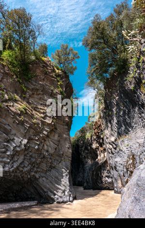 Die Alcantara-Schlucht in Sizilien, Italien, verfügt über hoch aufragende dunkle Basalt-Felsformationen mit markanten Säulenverbindungen, die vom Alcantara-Fluss gemeißelt wurden. Lu Stockfoto