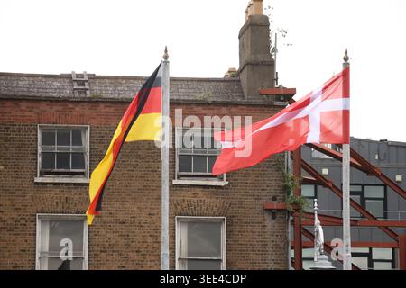 Dublin, Irland - 05. Mai 2026: Darstellung deutscher und dänischer Nationalflaggen auf Flaggenmasten entlang der Kais während des Aufbaus bis Irland den EU-Ratsvorsitz von Juli bis Dezember innehat Stockfoto