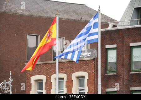Dublin, Irland - 5. Mai 2026: Ansicht der spanischen und griechischen Nationalflaggen auf den Flaggenmasten entlang der Kais während des Aufbaus bis Irland den EU-Ratsvorsitz von Juli bis Dezember innehat Stockfoto