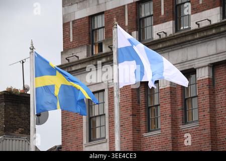 Dublin, Irland - 5. Mai 2026: Ansicht der schwedischen und finnischen Nationalflaggen auf den Flaggenmasten entlang der Kais während des Aufbaus bis Irland den EU-Ratsvorsitz von Juli bis Dezember innehat Stockfoto