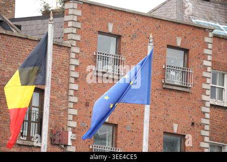 Dublin, Irland - 5. Mai 2026: Ansicht der belgischen Flagge und der EU-Flagge auf den Flaggenmasten entlang der Kais während des Aufbaus bis Irland, das den EU-Ratsvorsitz von Juli bis Dezember innehat Stockfoto