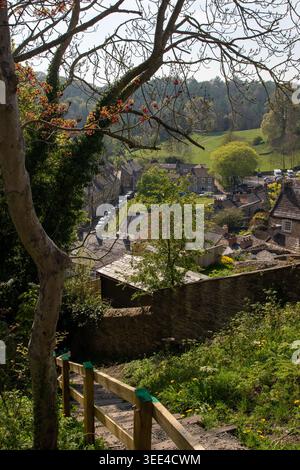 Ein ruhiger Blick auf ein malerisches Dorf mit Steinhäusern, üppigem Grün und einem hölzernen Pfad, der nach Richmond, North Yorkshire, England führt Stockfoto
