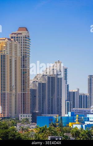 Sunny Isles Beach, FL, USA - 8. Mai 2026: Pinnacle Sunny Isles Beach Center Frame Stockfoto