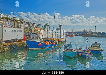 Mevagissey, Cornwall und Fischerboote im Hafen der kleinen kornischen Küstenstadt Stockfoto
