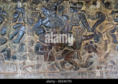 Ein kompliziertes Flachrelief aus Sandstein in Angkor Wat, Kambodscha. Die Szene zeigt die Nahkämpfe zwischen Affen und Dämonen aus der hinduistischen Mythologie, feat Stockfoto