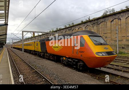 Colas Rail Class 43 HST-Triebfahrzeug 43257, an der Spitze des gelben Testmesszugs von Network Rails, England, UK. Stockfoto
