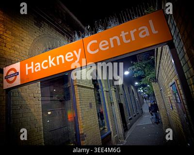 Dunkle Fußgängerzone zur Londoner Hackney Central Station bei Nacht, die Angst vor Alleinreisen und schlecht beleuchteten Routen veranschaulicht Stockfoto