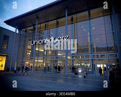 Das Einkaufszentrum Union Square und der Eingang zum Bahnhof Aberdeen in der Abenddämmerung, ein bedeutender Einkaufs- und Verkehrsknotenpunkt der Stadt. Stockfoto
