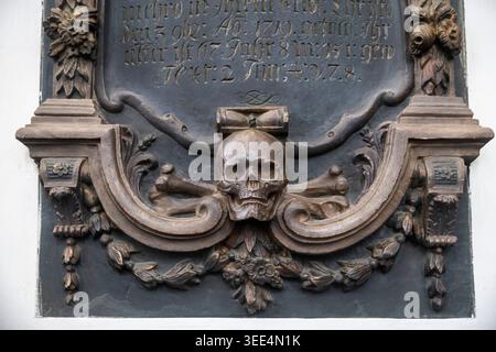 Steinerne Gedenktafel mit Schädel- und Kreuzknochenschnitzerei. Stockfoto
