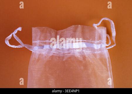 Weißer transparenter Beutel mit Band Stockfoto