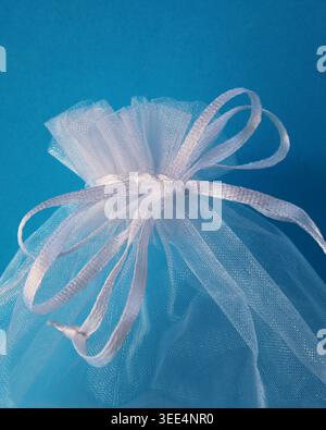 Weiße transparente Tasche, mit einem Band gebunden - vertikales Format Stockfoto