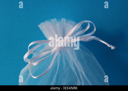 Weiße transparente Tasche mit einem Band Stockfoto