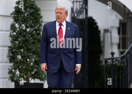 Washington, DC, USA. Mai 2026. US-Präsident Donald J Trump verlässt am Freitag, den 8. Mai, das Weiße Haus in Washington, DC, USA. 2026. Vermerk: Aaron Schwartz/Pool über CNP/dpa/Alamy Live News Stockfoto