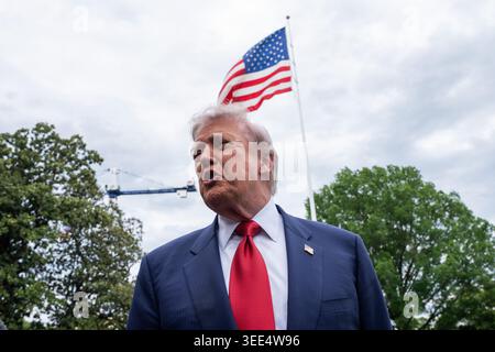 Washington, DC, USA. Mai 2026. US-Präsident Donald J Trump verlässt am Freitag, den 8. Mai, das Weiße Haus in Washington, DC, USA. 2026. Vermerk: Aaron Schwartz/Pool über CNP/dpa/Alamy Live News Stockfoto