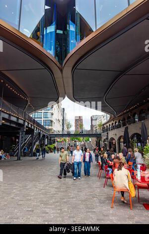 Coal Drops Yard, ein Bereich mit Geschäften und Restaurants im King's Cross-Viertel in London, Großbritannien Stockfoto