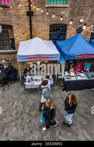 Besucher, die sich auf dem Markt tummeln, finden den Lower Stable Street Market im King's Cross-Viertel in London, Großbritannien Stockfoto