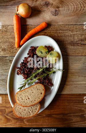 Schwarzer Pudding mit Rosmarin und Zwiebeln Stockfoto