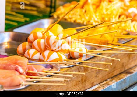 Gegrilltes Huhn Schweinefleisch Rindfleisch Fisch Würstchen Spieße Asiatischer Markt im Patong Beach Kathu Bezirk Phuket Island Provinz Südthailand in Südostasien Stockfoto